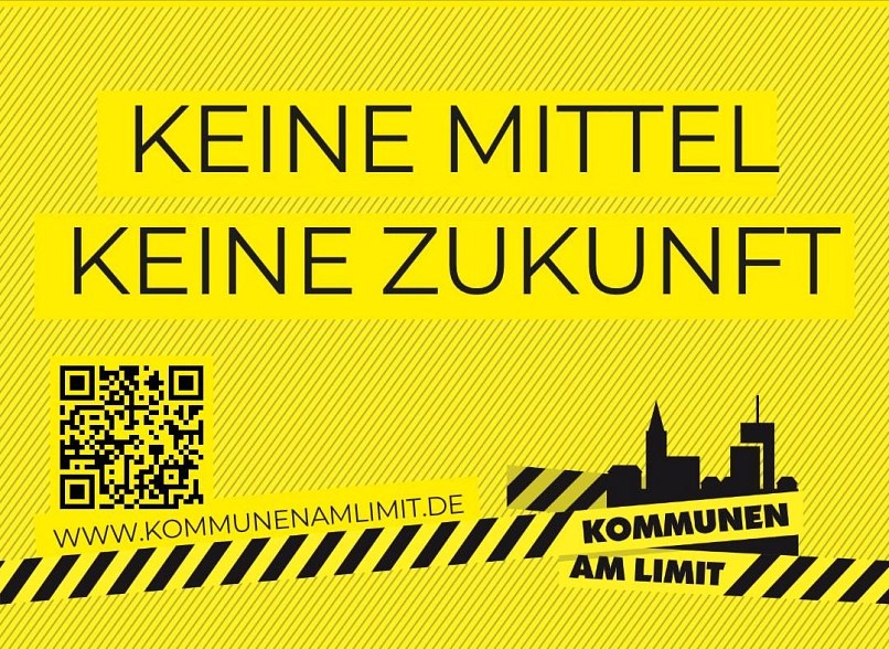 Kampagnenmotiv „Keine Mittel, keine Zukunft“ mit dem Logo von Kommunen am Limit, einer Stadtsilhouette und Warnband