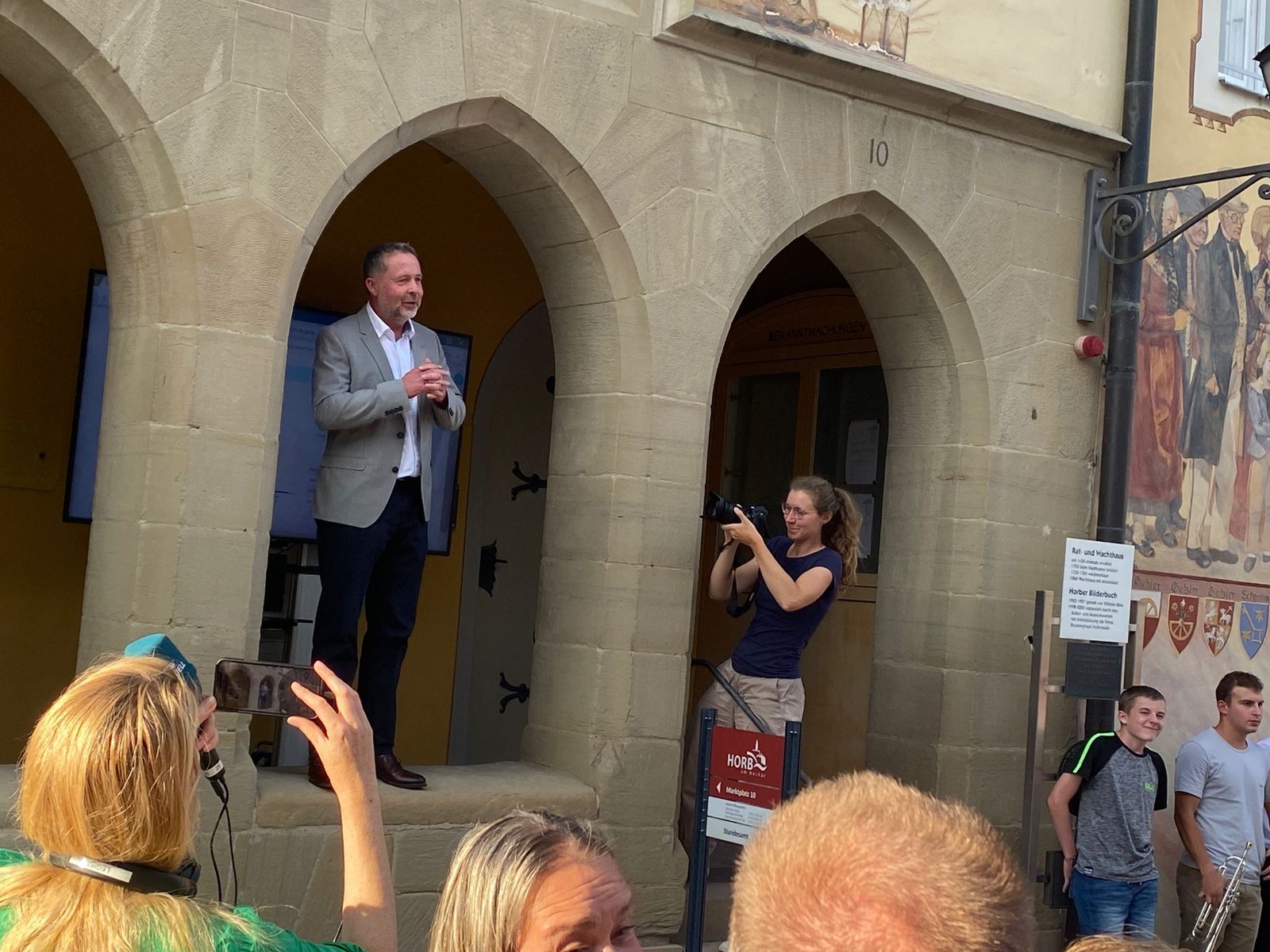 Michael Keßler spricht am Wahlabend vor dem Rathaus in Horb zu den Menschen auf dem Marktplatz